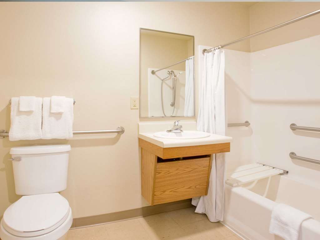 Woodspring Suites Kansas City Liberty Room photo